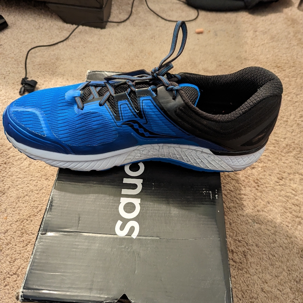 Men's running shoes
